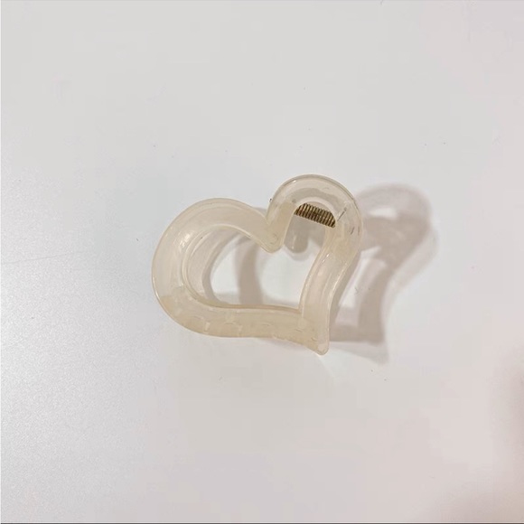 ❤️Heart Shape Claw Hair Clip - Picture 2 of 5